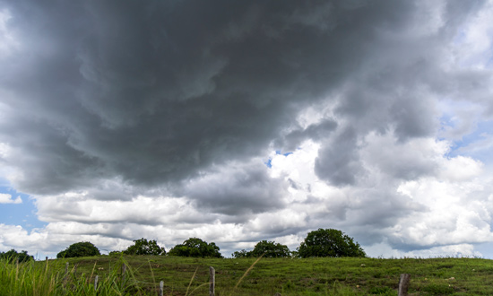 O novo aviso segue válido até as 23h59 do domingo, 1º, devido à persistência das condições atmosféricas favoráveis à ocorrência de precipitações moderadas a intensas. (Foto: Igor Matias)
